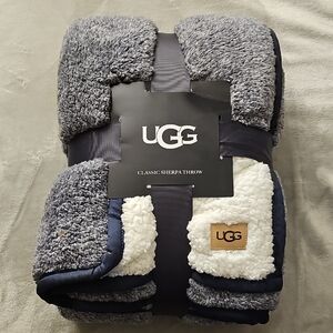 UGG Sherpa Throw Blanket in Gray and  White , 50 X 70 Inches Brand New